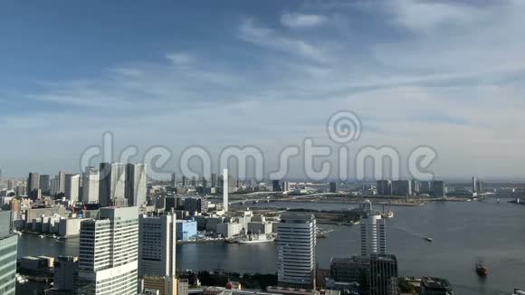 在东京的地平线上蓝色的秋天天空和云景的时间流逝视频的预览图