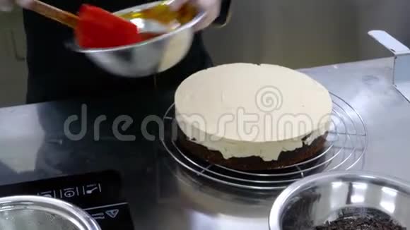 一个糖果师把橘子浇在蛋糕上视频的预览图