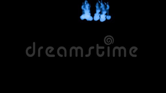 蓝墨水滴在水中缓慢溶解在黑色背景上孤立包括用作视频的预览图
