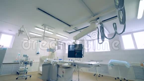 有现代化设备的明亮手术室视频的预览图