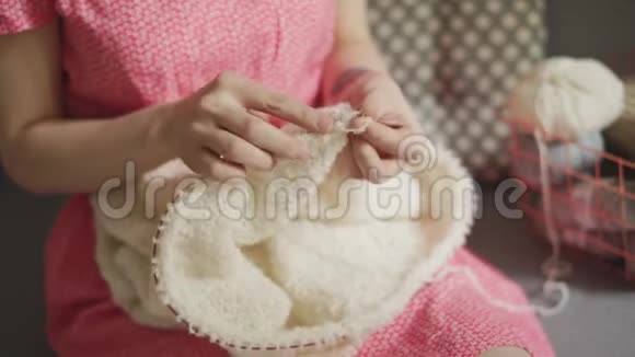 女工匠用毛纱编织羊毛衣服女人在编织视频的预览图