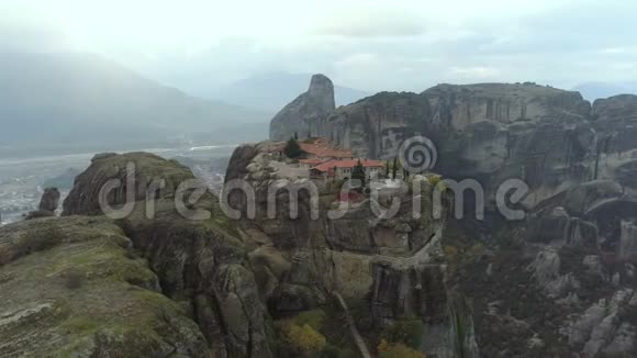 鸟瞰希腊的Meteora岩石景观和修道院视频的预览图