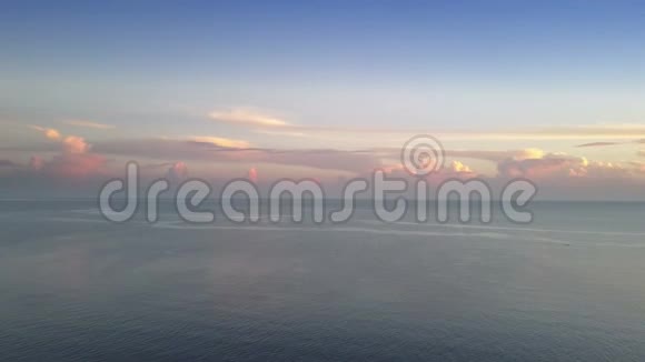 日出期间从无人驾驶飞机在海上俯瞰海滨海滩棕榈树印度尼西亚巴厘岛视频的预览图