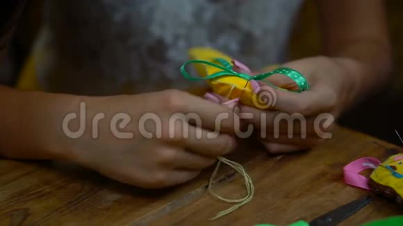 手工制作的女孩缝制毛毡字母视频的预览图