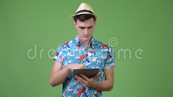 年轻英俊的游客使用数码平板电脑视频的预览图