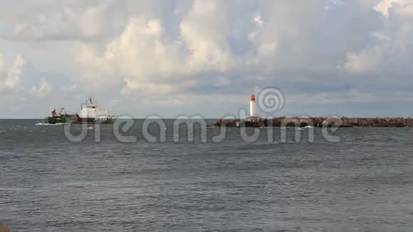 船只进入波罗的海波浪Ventspils港口拉脱维亚视频视频的预览图