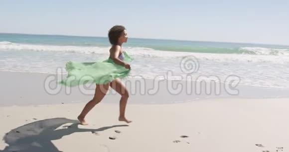 年轻女子在沙滩上跑4公里视频的预览图