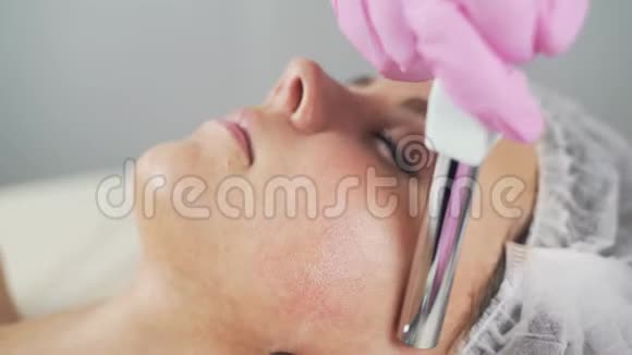 美容诊所女人得到美容面部美容程序视频的预览图