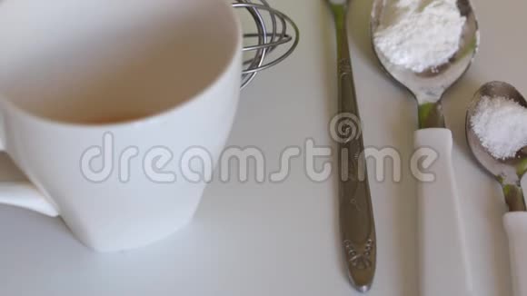 制作棉花糖三明治的材料和工具放在桌子上视频的预览图
