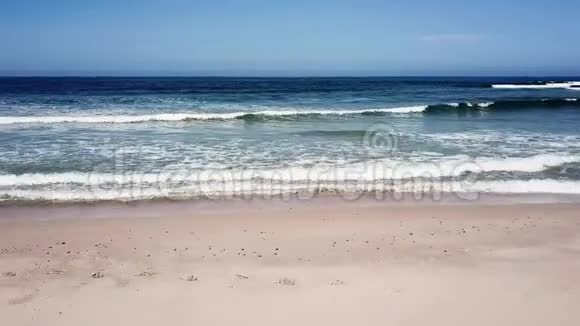 海浪拍打在海滩上视频的预览图