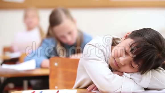 可爱的小学生睡觉视频的预览图