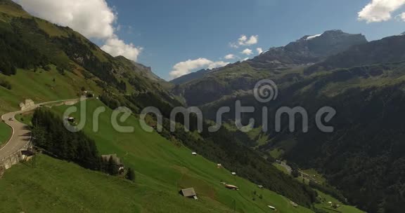 美丽的山景高山路瑞士视频的预览图
