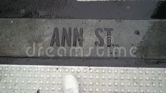 在城市街道上行走的人视频的预览图