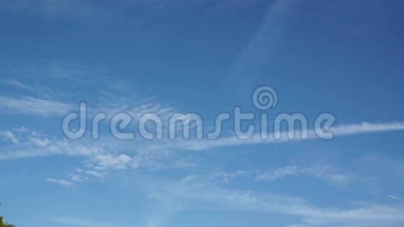美丽的天空在黄金时间意大利海岸亚得里亚海多云视频的预览图