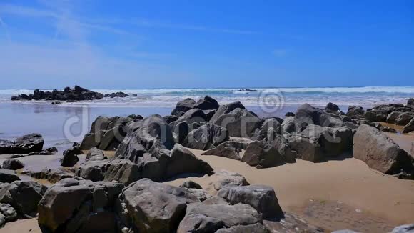 海沙子和岩石诺曼底视频的预览图