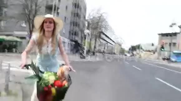 漂亮的金发女孩骑自行车上路视频的预览图