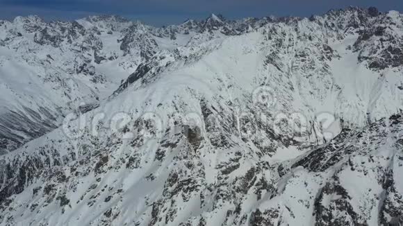 美丽的风景大山被雪覆盖空中镜头4k视频的预览图