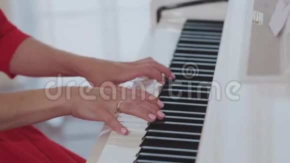 女人的手在弹钢琴视频的预览图