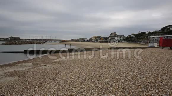 英国多塞特海滩英国海浪拍打海岸视频的预览图