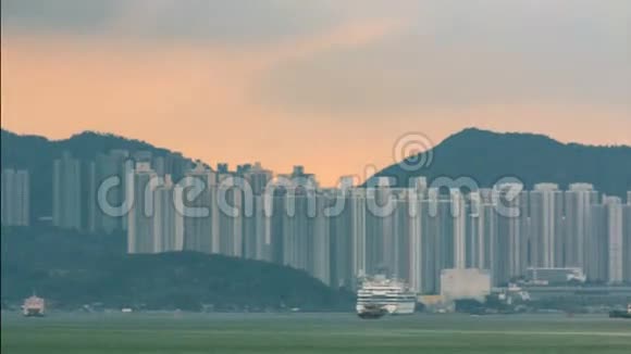 香港的天际线在早晨超过维多利亚港的时间视频的预览图