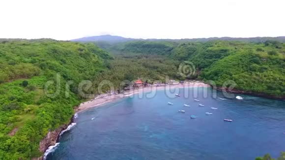 海上和岩石的空中景色从顶部看绿松石水背景夏天从空气中渗出努萨克林金海滩视频的预览图