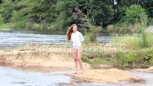 白羊河中迷人的白人少女视频的预览图