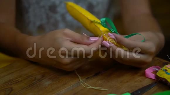 手工制作的女孩缝制毛毡字母视频的预览图