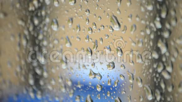 雨点落在房间的玻璃窗上视频的预览图