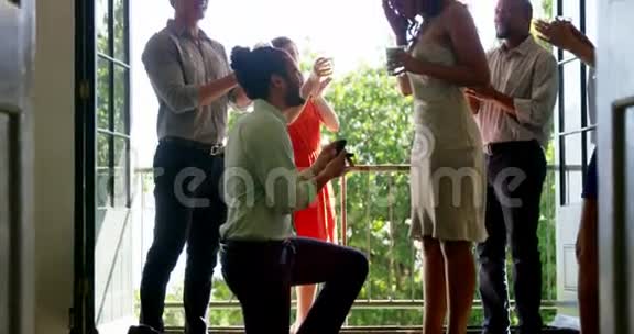男人用跪着的方式向女人求婚视频的预览图