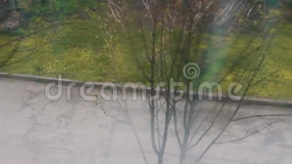 春天的下午雨点落在玻璃上视频的预览图