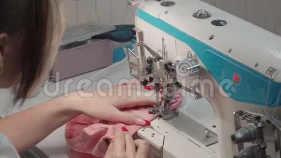 工厂机器上女缝纫连衣裙视频视频的预览图