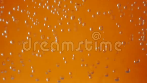 背景上苏打水中的橙色视频的预览图