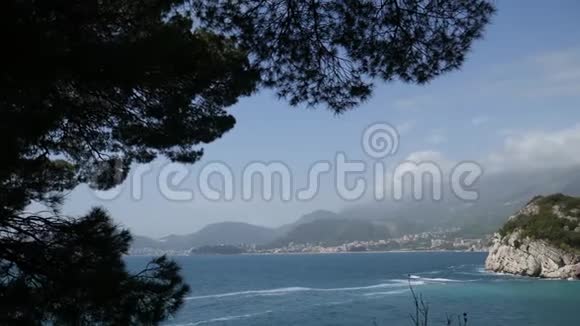 靠近女王海滩的岩石靠近SvetiStefa岛视频的预览图