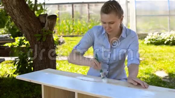 粉刷木制家具视频的预览图