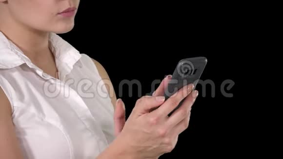使用智能手机的美女肖像阿尔法频道视频的预览图