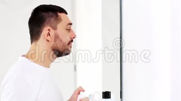 带牙刷清洁牙齿的男人视频的预览图
