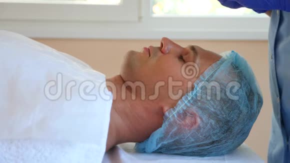 为接受面膜的帅哥提供水疗疗法4k慢动作接待一位美容师视频的预览图