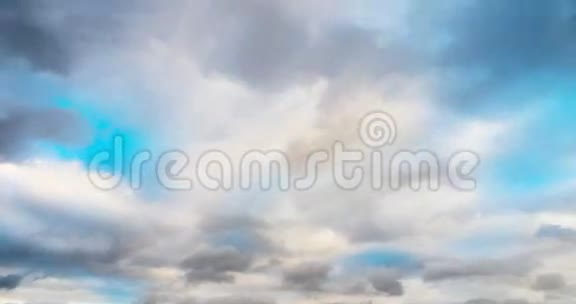 改变云对移动的云和蓝天的时间流逝视频的预览图