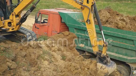 挖掘机装载一辆卡车视频的预览图