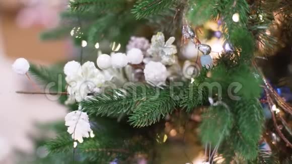 家庭手工圣诞装饰与礼物圣诞装饰木制复古背景视频的预览图