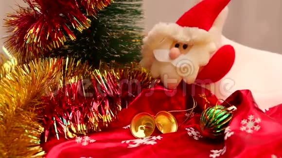 闪闪发亮的多色新年和圣诞树装饰品视频的预览图