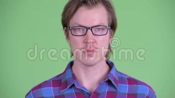 年轻英俊戴眼镜的嬉皮士的脸视频的预览图
