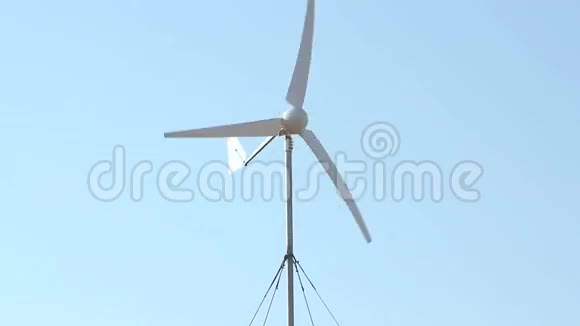 一排风力发电机飞过蓝天视频的预览图