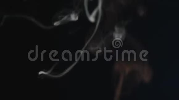 在黑色的背景上用烟雾把燃烧着的香枝合上视频的预览图