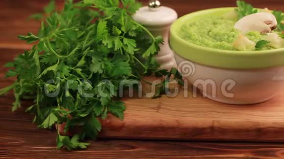 新鲜美味的纯花椰菜汤在泥碗与配料切板视频的预览图