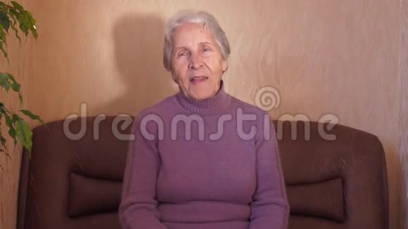 快乐的祖母和孙子视频的预览图