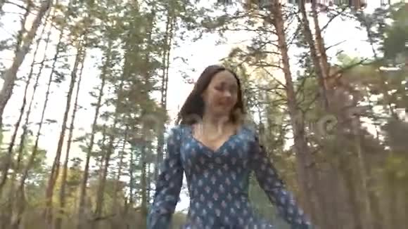 森林里的女孩视频的预览图