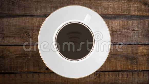 白咖啡杯加黑咖啡以Wifi网络级别符号的形式在咖啡上编织视频的预览图