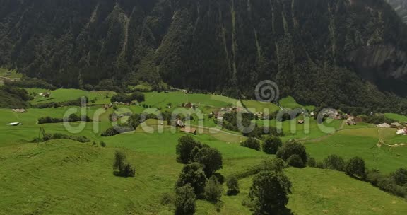 美丽的山景高山路瑞士视频的预览图