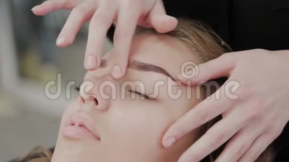 在美容院做面部按摩的年轻女孩视频的预览图